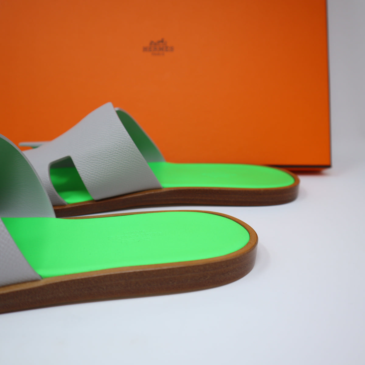 $740 42 NEW HERMES MEN IZMIR SANDAL FLAT EPSOM Gris Quartz  display picture 2