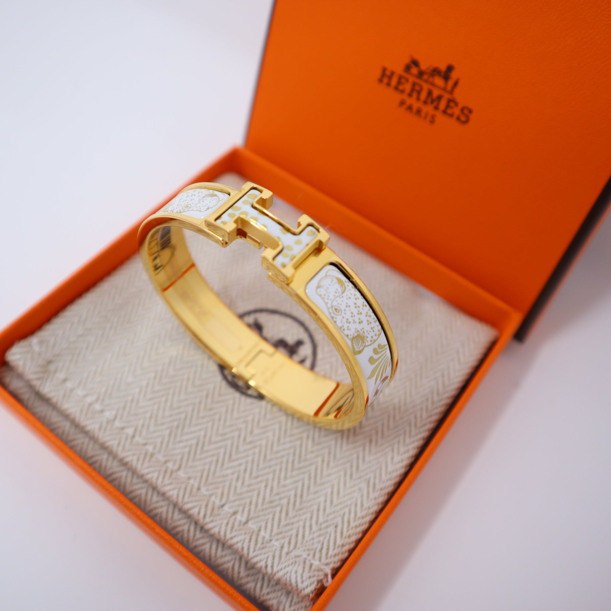 NEW HERMES CLIC H Printed Les Leopards bracelet White Gold