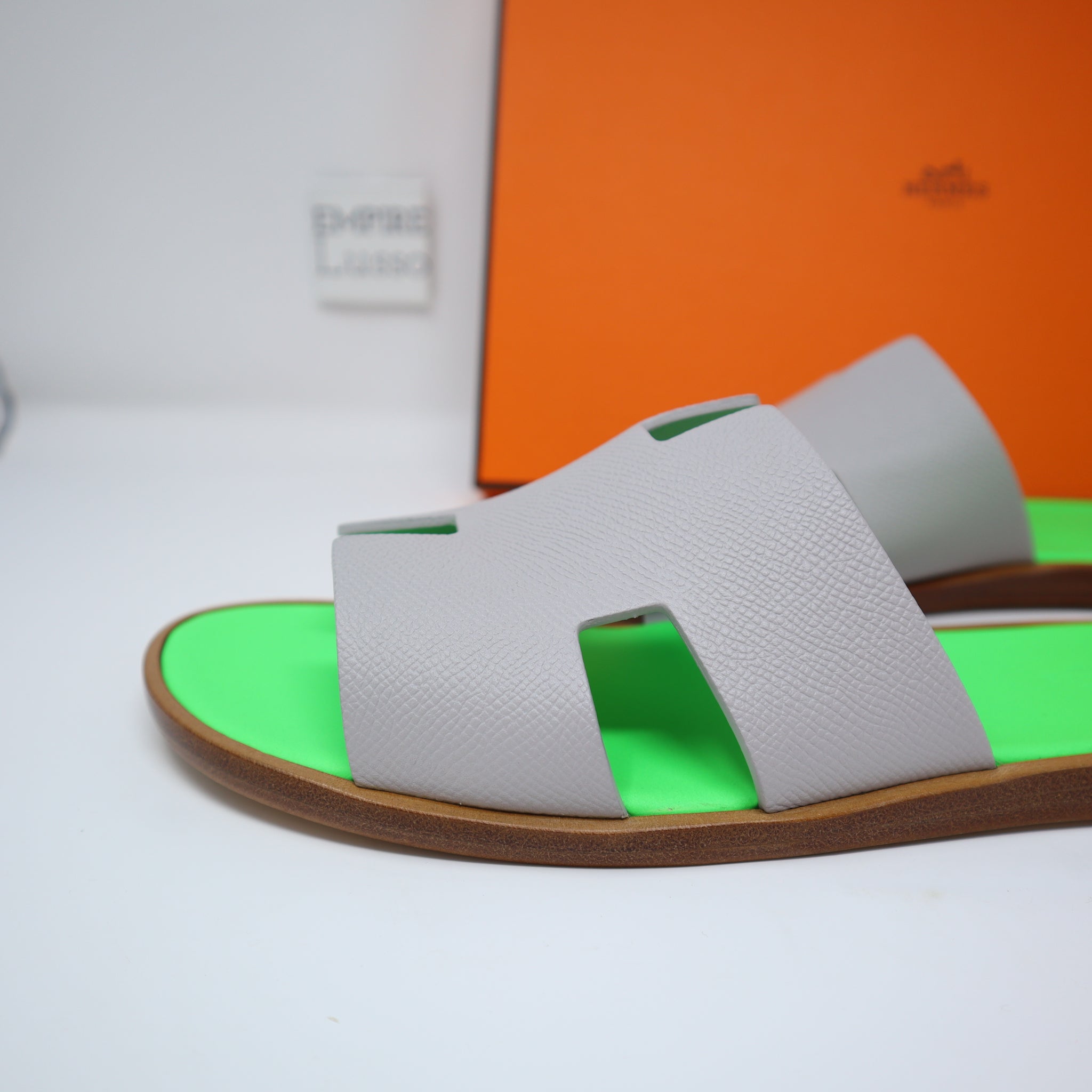 $740 42 NEW HERMES MEN IZMIR SANDAL FLAT EPSOM Gris Quartz  display picture 3