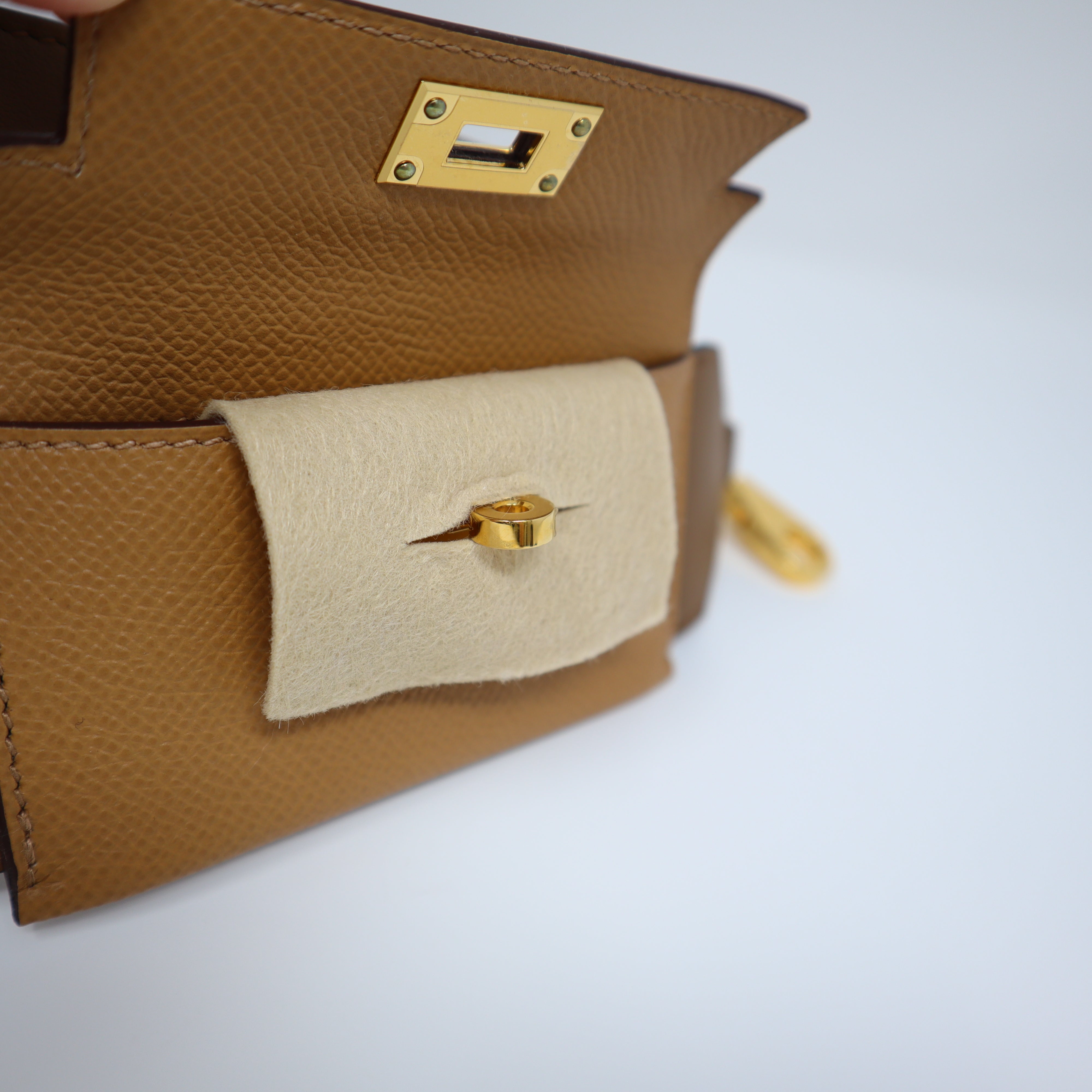 Hermes Kelly Pocket Bag Strap 85 Biscuit Epsom and Alezan Swift – Madison  Avenue Couture